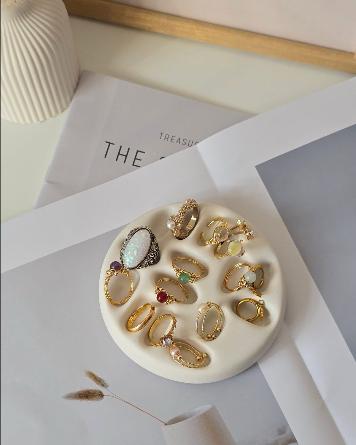 Ring holder tray with gold rings in white and grey