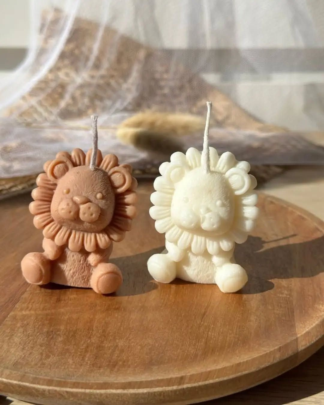 Leo candle in ivory and terracotta tones on a wooden tray